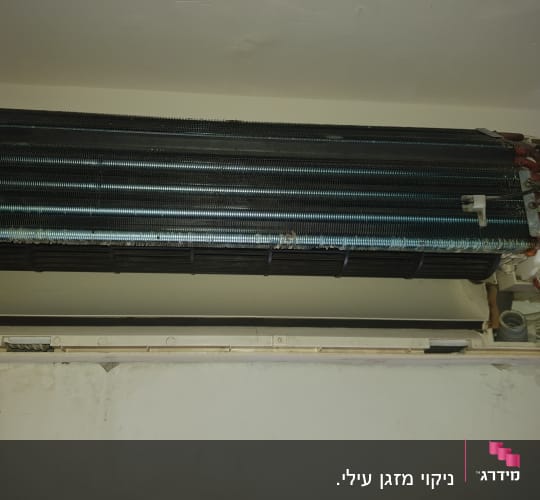 יחידת מזגן פתוחה עם צינורות וחוטים חשופים